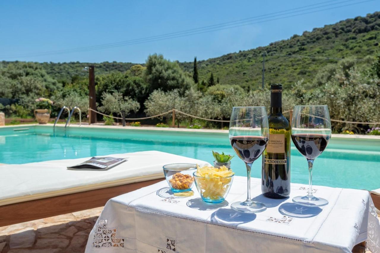 Villa Saige , Piscina Con Idromassaggio Alghero Luaran gambar