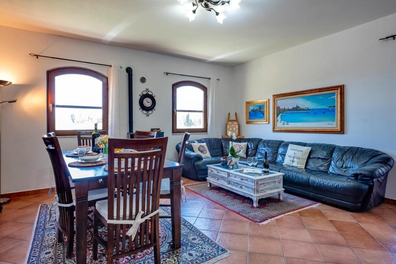 Villa Saige , Piscina Con Idromassaggio Alghero Luaran gambar