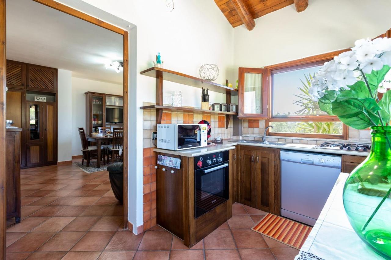 Villa Saige , Piscina Con Idromassaggio Alghero Luaran gambar
