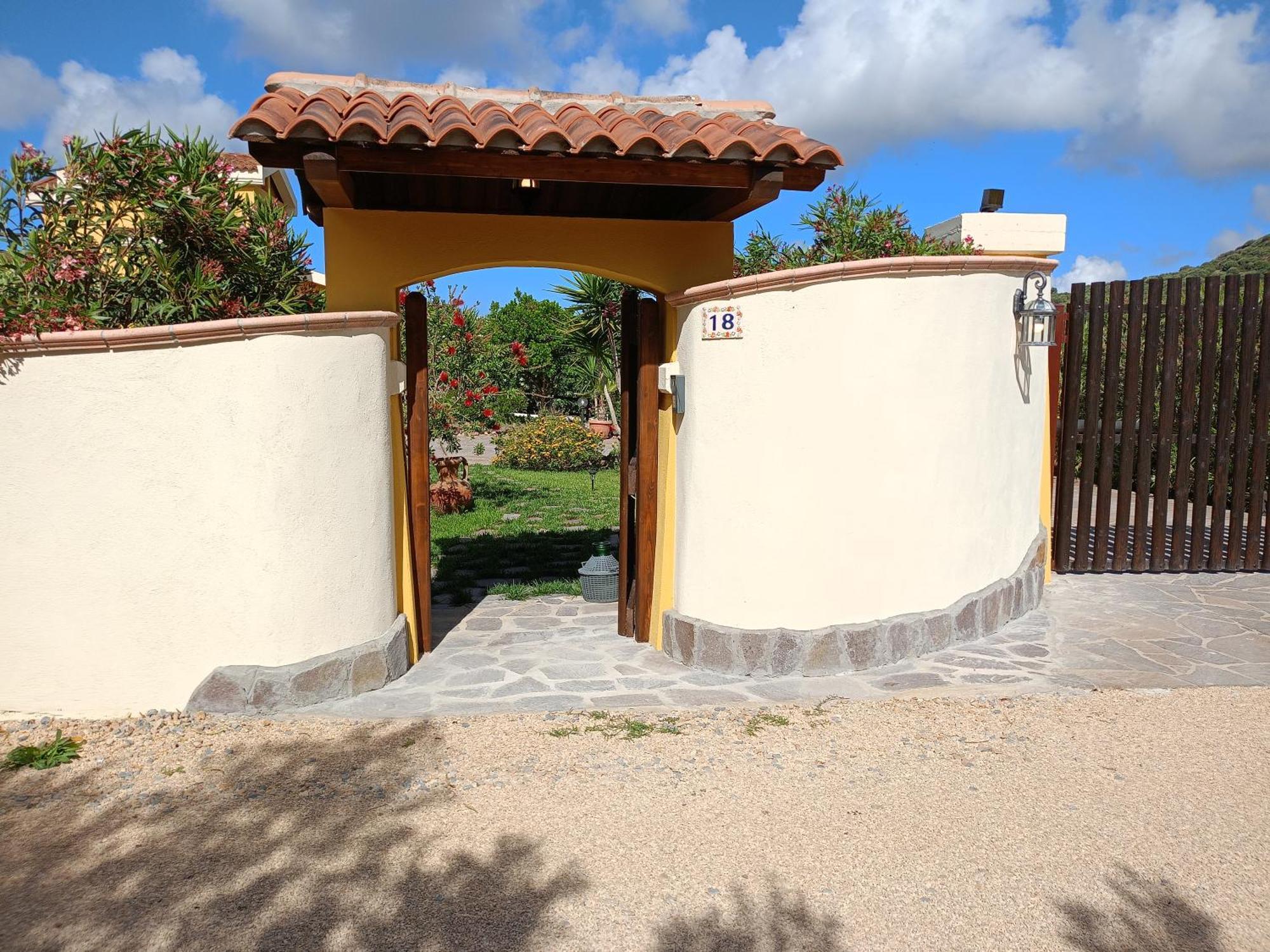 Villa Saige , Piscina Con Idromassaggio Alghero Luaran gambar