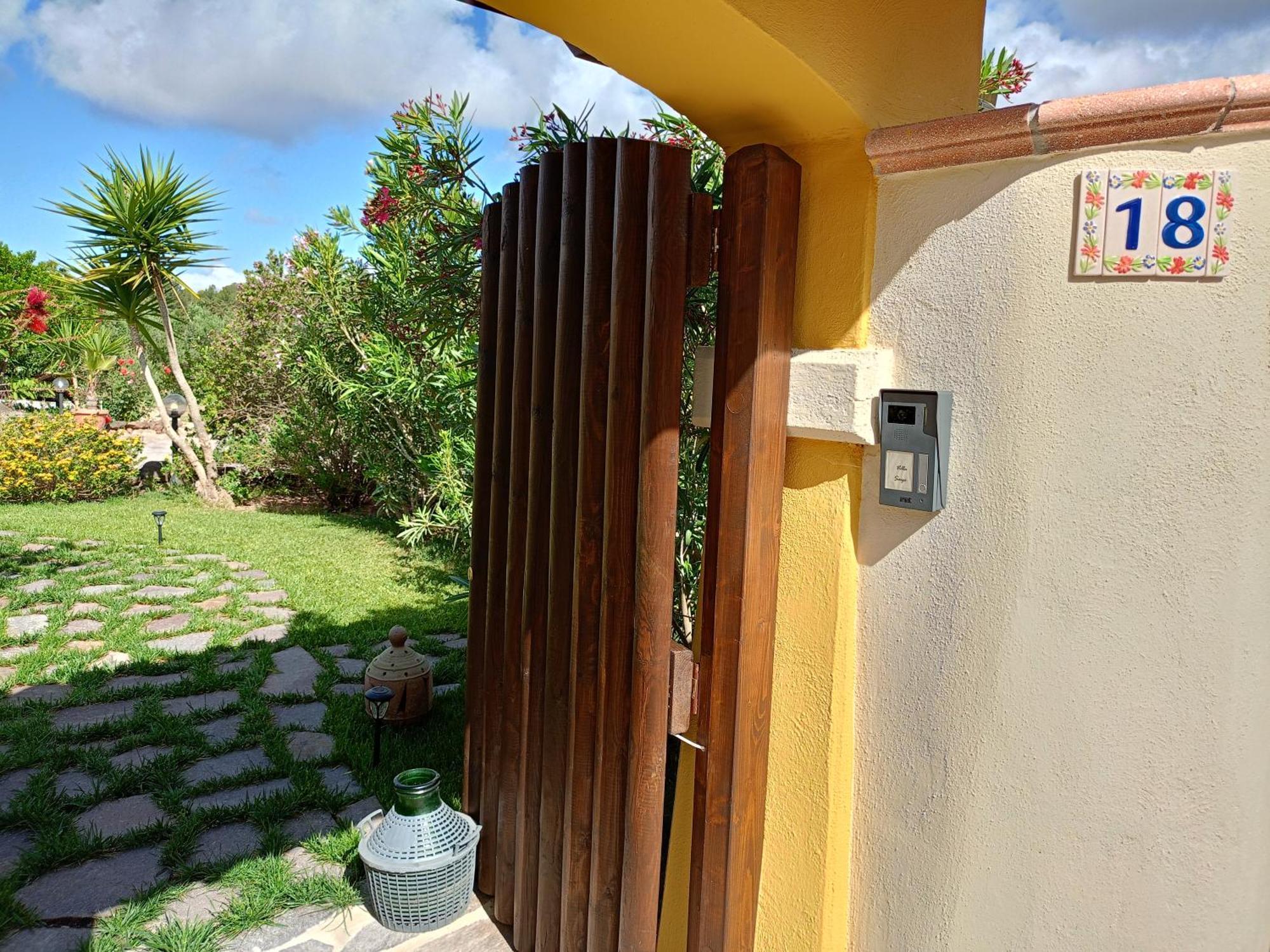 Villa Saige , Piscina Con Idromassaggio Alghero Luaran gambar