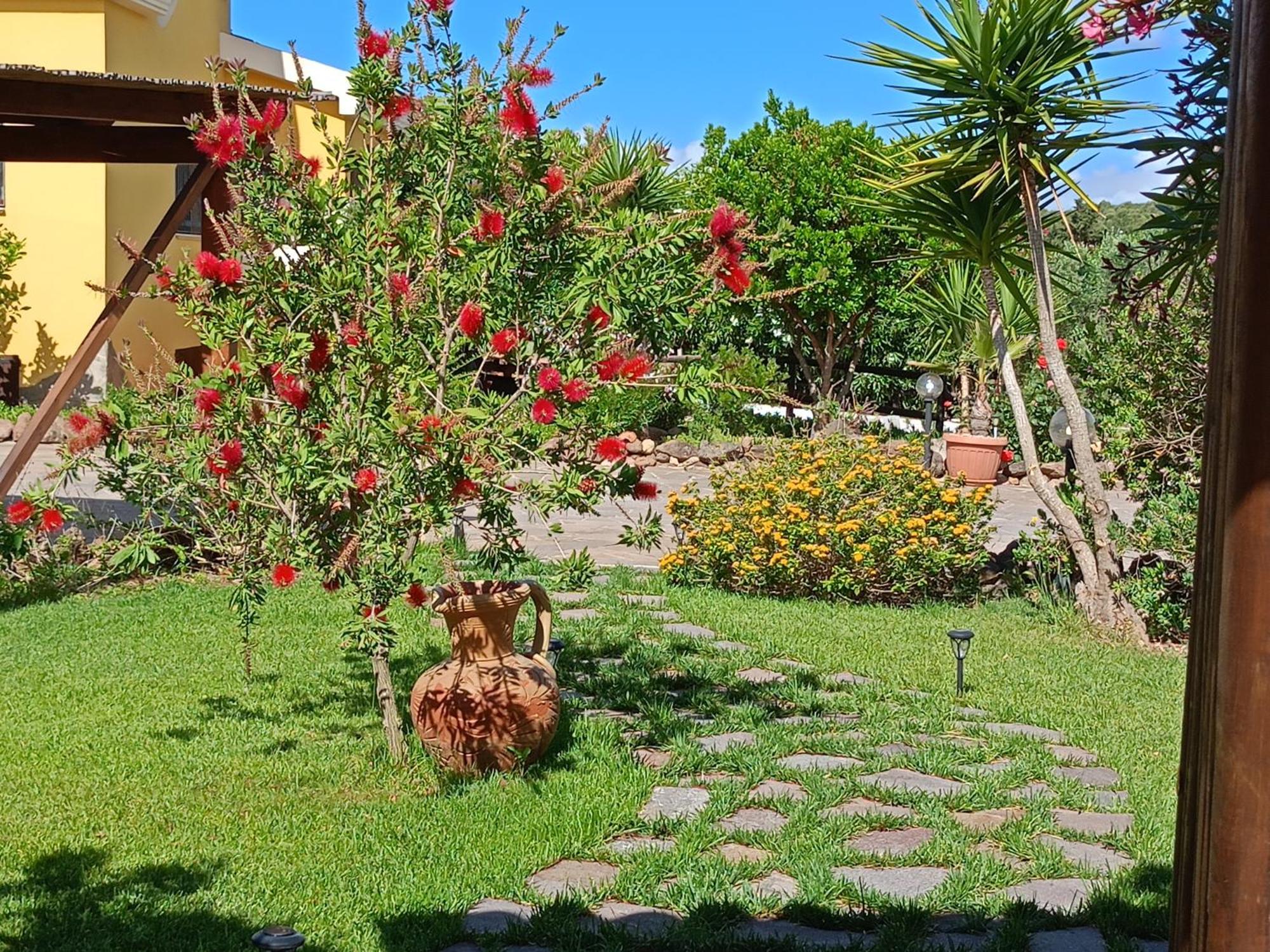 Villa Saige , Piscina Con Idromassaggio Alghero Luaran gambar